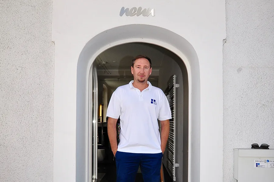 Mark Görres vor dem Eingang der Bädergalerie Bensberg