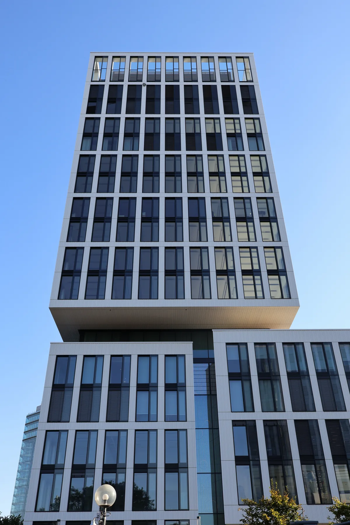 Blick auf die gegliederte Hochhausfassade