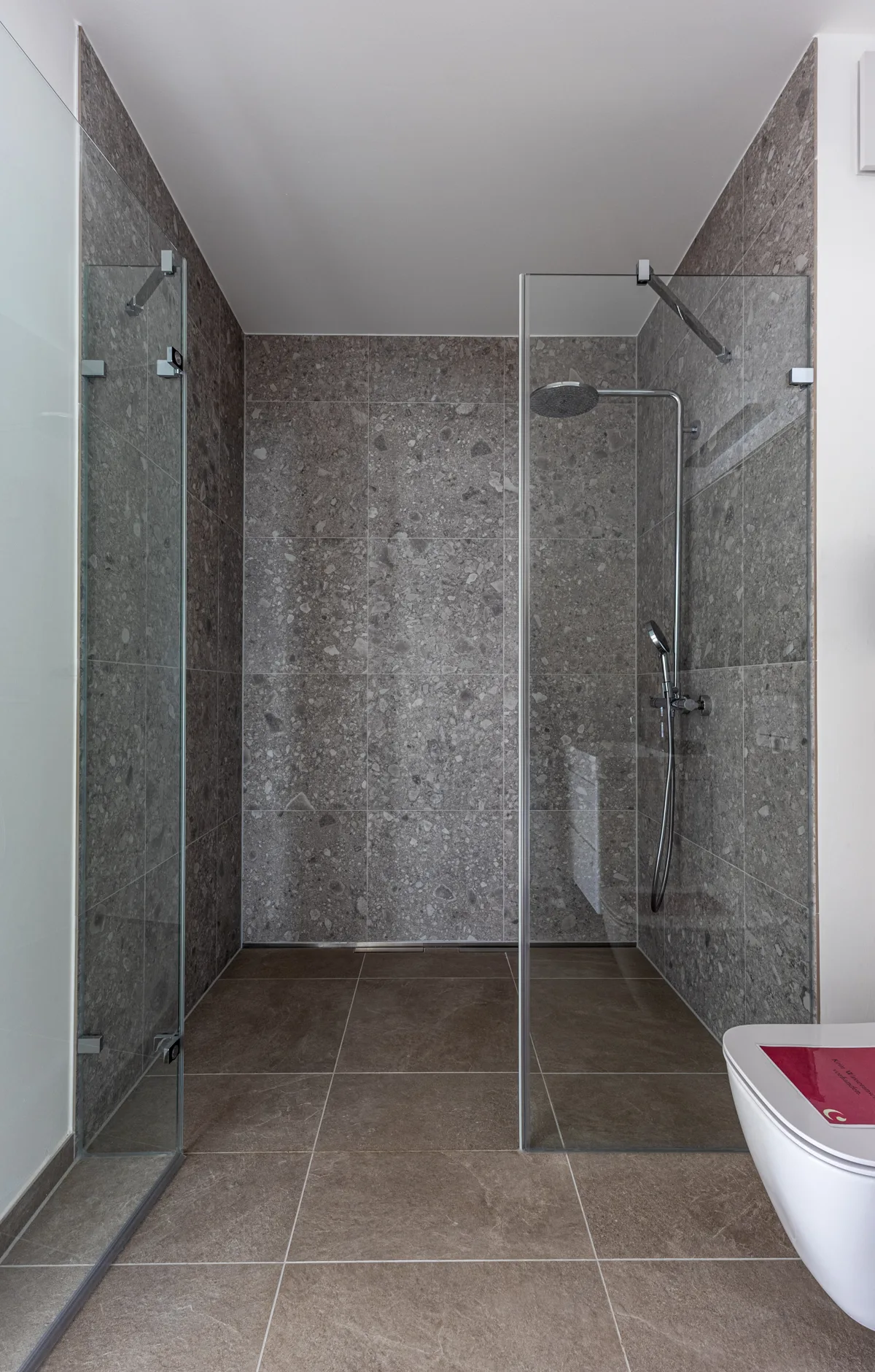 Bodengleiche Dusche mit Glastrennwand