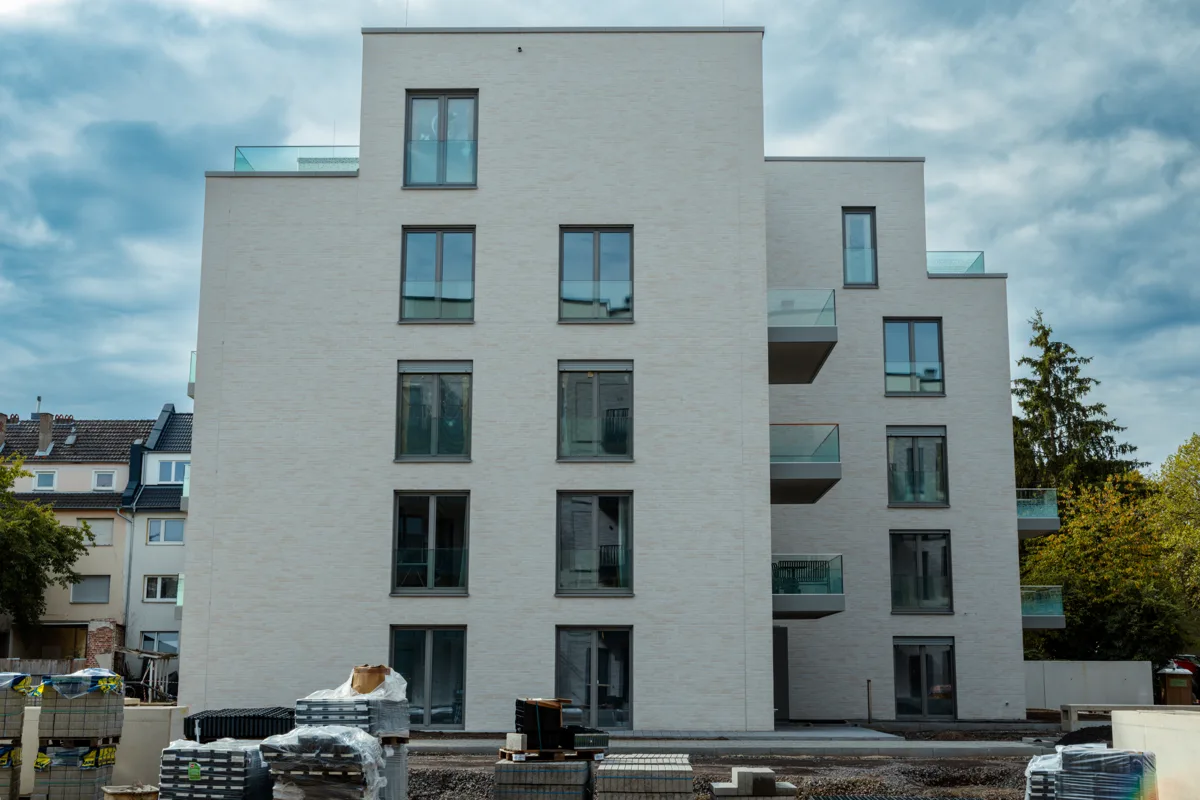 Außenansicht des modernen Wohngebäudes