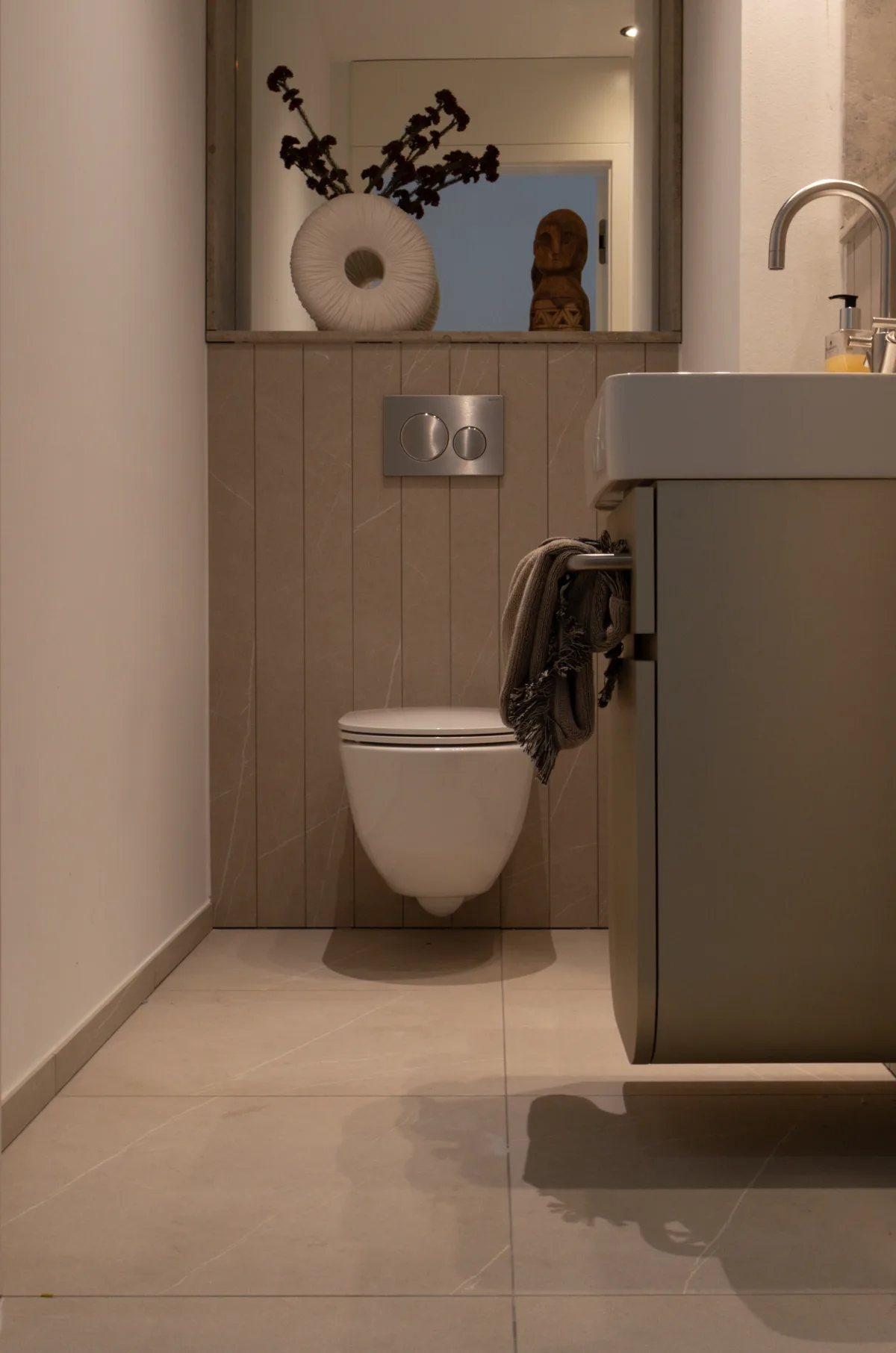 Bad mit beigen Bodenfliesen und wandhängendem WC